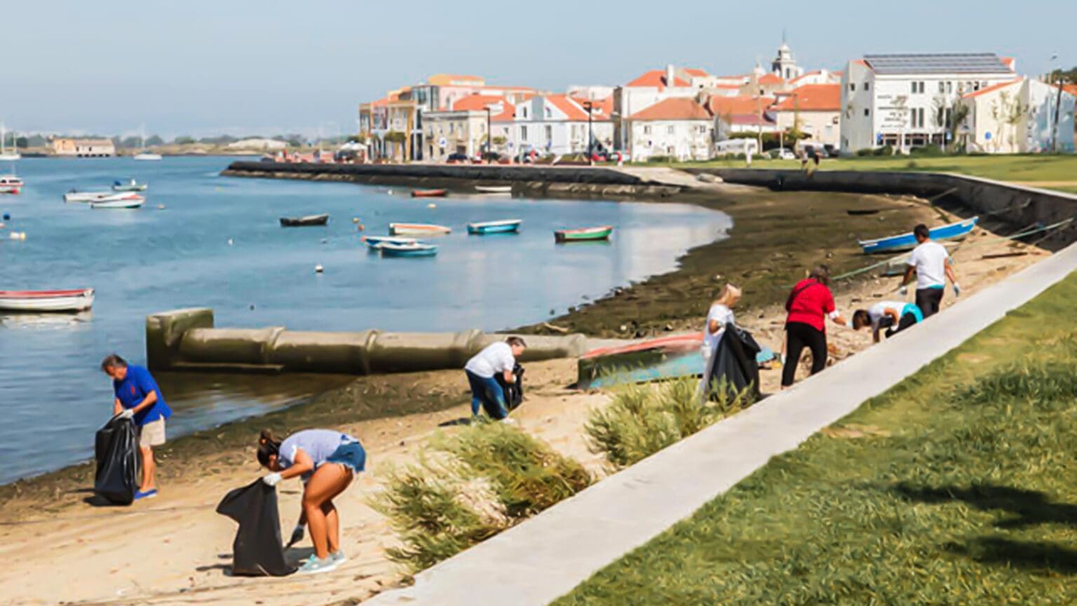 Ação de limpeza costeira na Baía do Seixal