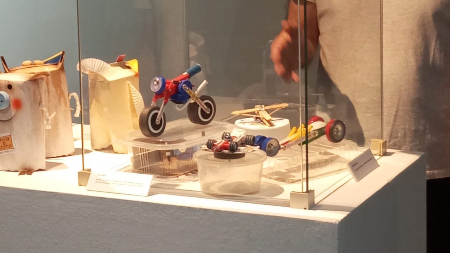 Exposição de Eco-Brinquedos na Biblioteca de Azeitão: Uma Abordagem Sustentável ao Entretenimento Infantil