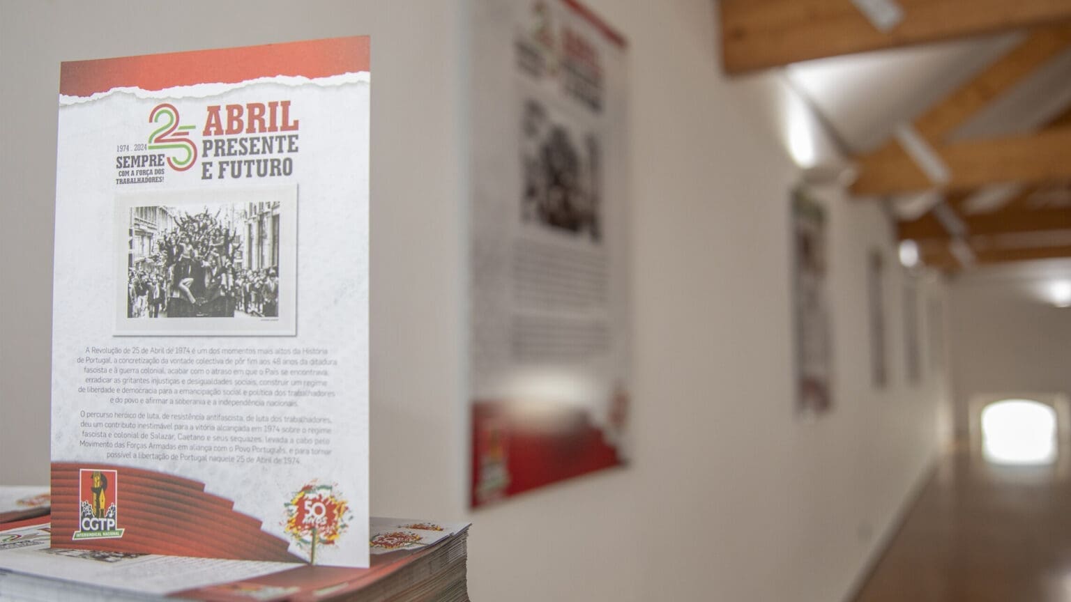 A Exposição “25 de Abril presente e futuro” na Biblioteca Municipal de Palmela