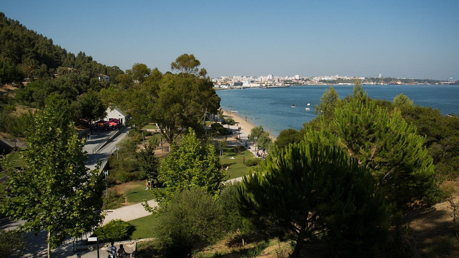 Parque Urbano de Albarquel: Novos Equipamentos Desportivos para a Comunidade em Setúbal