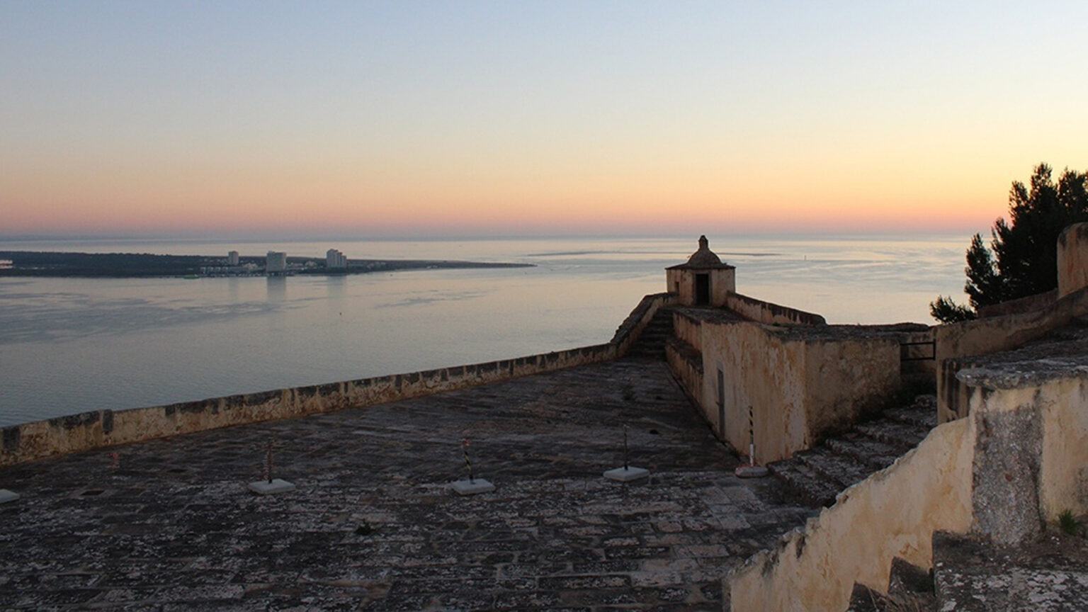 Não perca esta sunset party no Forte de São Filipe em Setúbal