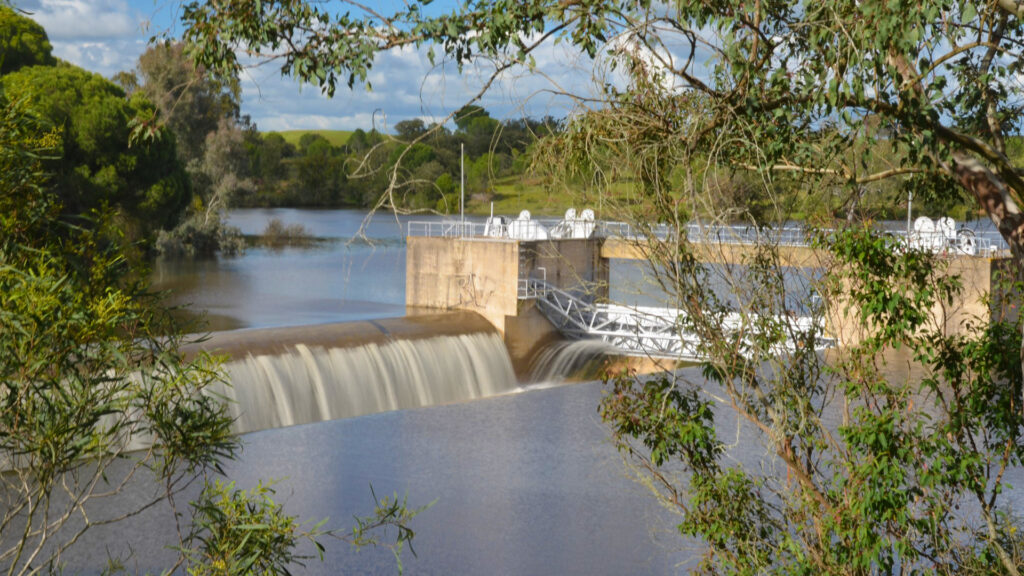 descargas de barragens