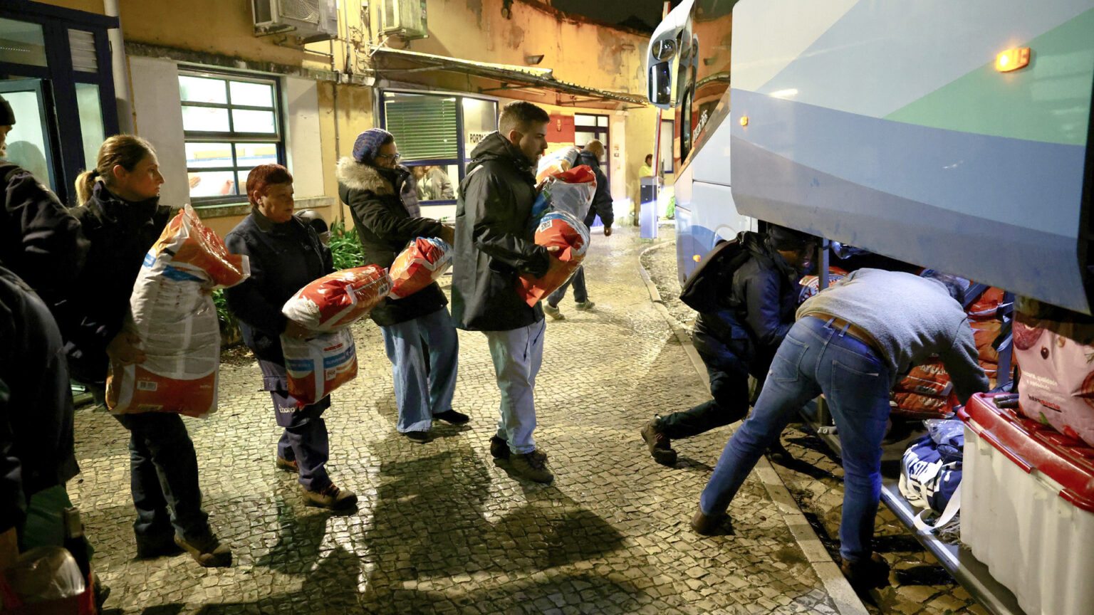Comitiva da Moita rumou a Leiria para ajudar famílias afetadas pela tempestade